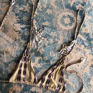 Acacia top, size large